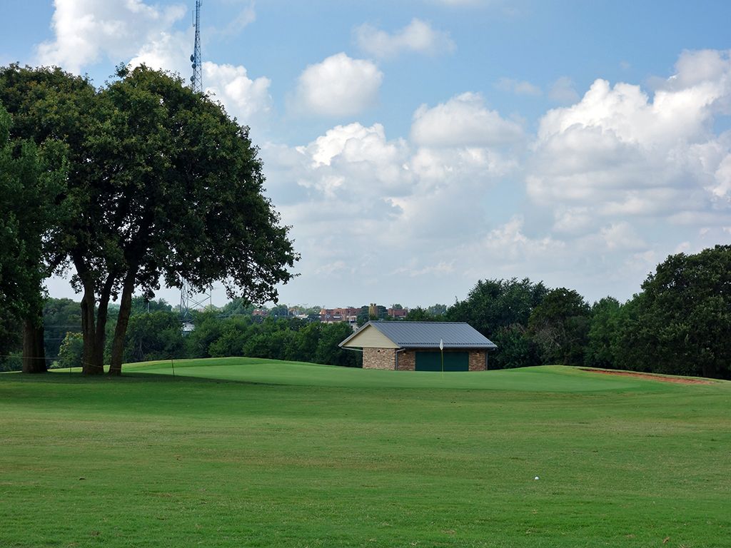 18th Hole at Lincoln Park Golf Course (West) (332 Yard Par 4)